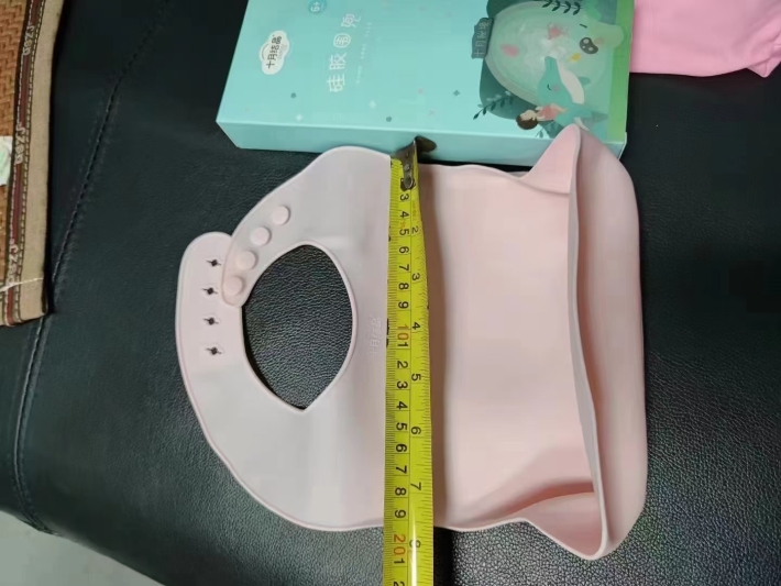 十月结晶婴幼儿食品级硅胶围兜，原箱原件，4500盒左右，打包价一瓶饮料处理……
