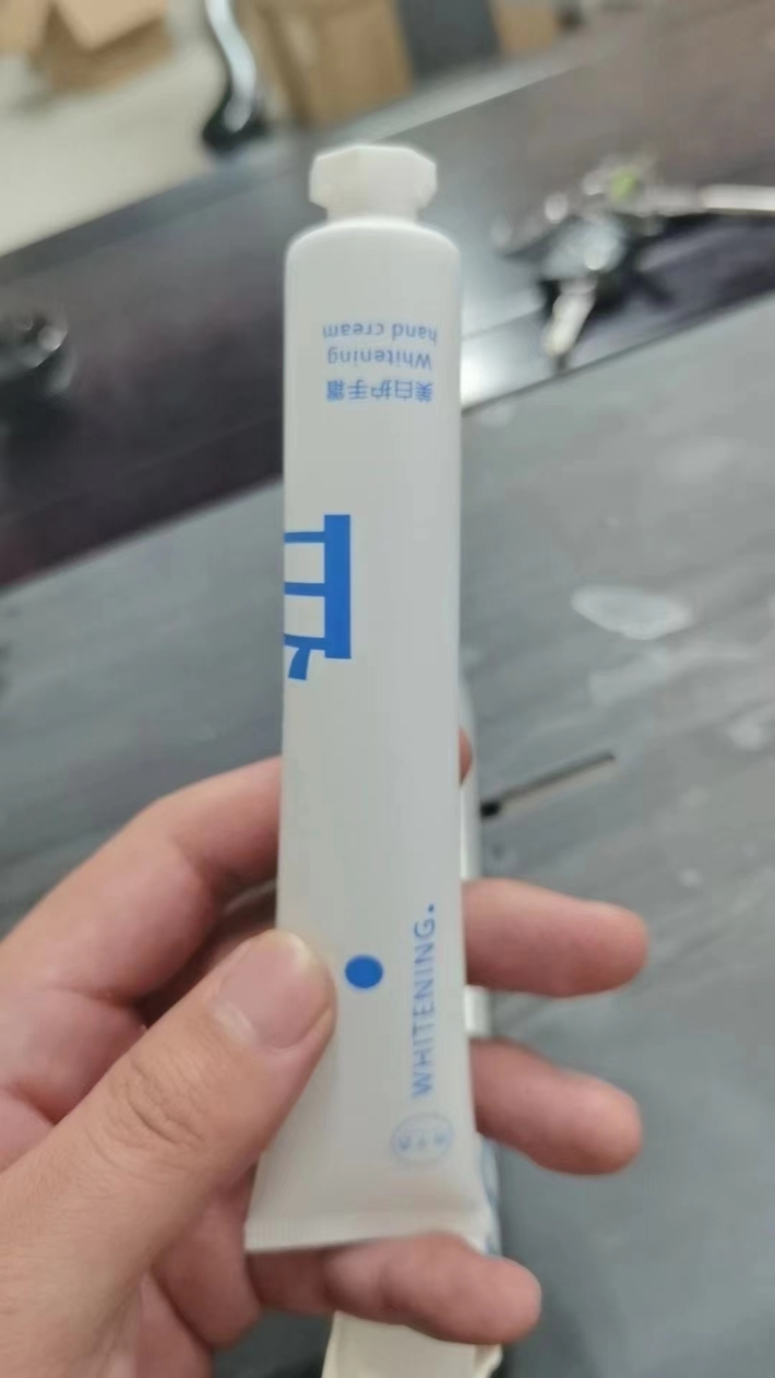 木子言正版授权带资质美白护手霜，入仓八万只，日期到25年，箱规520，可分货，毛钱出