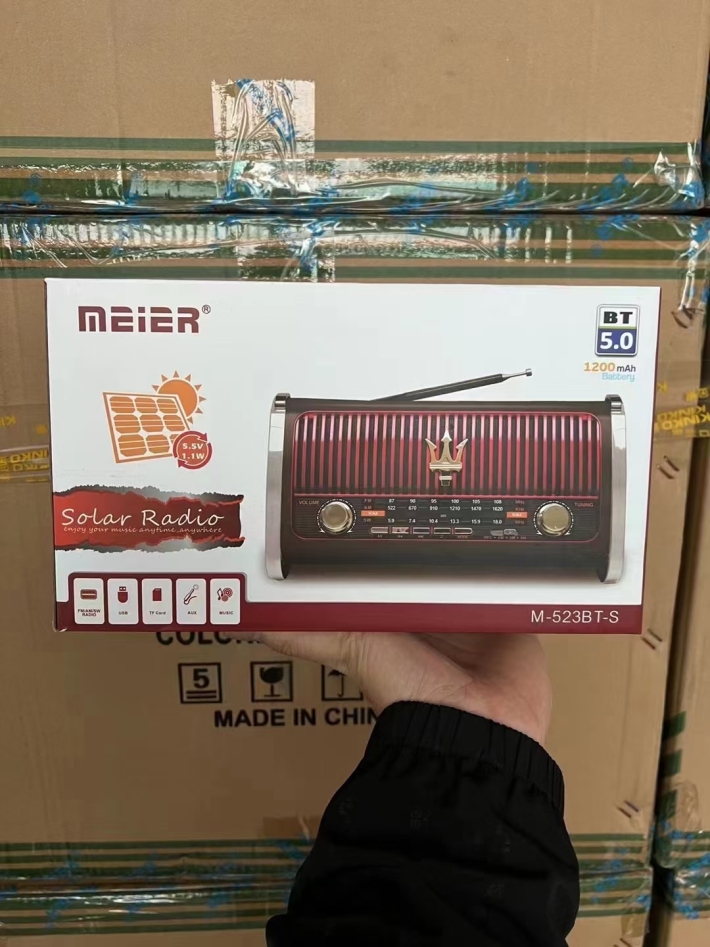新款菱形太阳能充电收音机，5.0蓝牙音箱，复古手动FM-AM，支持TF，AUX，LED手电筒，内置1200毫安18650电池，全新原箱件。