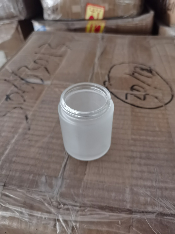 化妆品玻璃瓶，有多个型号，几万个，能搞的来