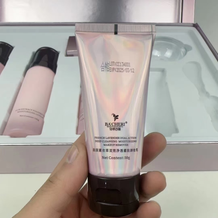 精品库存清货   佰草百丽奢宠灌肤套 详情：塑封包装，一套包括灌肤乳100g，精华液40ml，卸妆乳50g，灌肤水120ml 洁颜粉0.5g× 20粒 日期：25年3月 箱规：12 数量：2000