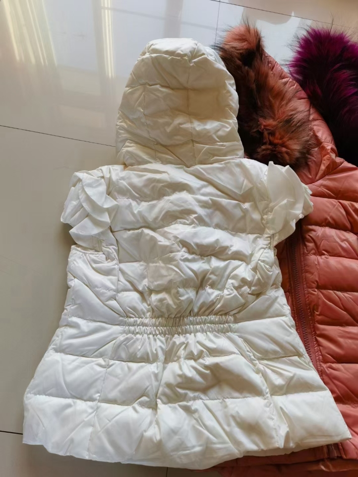 180件品牌【金影奇】羽绒坎肩，真毛领，90白鸭绒，​白色 香槟色 紫色，​L-4XL码数齐全，原厂包装。