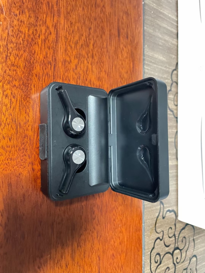 高端精品蓝牙耳机10000个左右，都有独立包装，质量非常好，原箱原件，亏本处理，全清10块出头一点点！