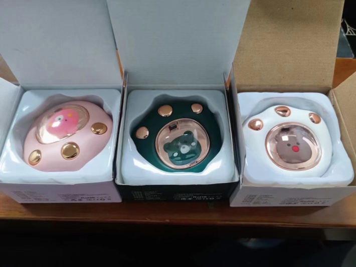 猫爪暖手宝1万个，带包装，800毫安，18650电池，带售后，工厂套现，3.x元全清，货很紧俏。