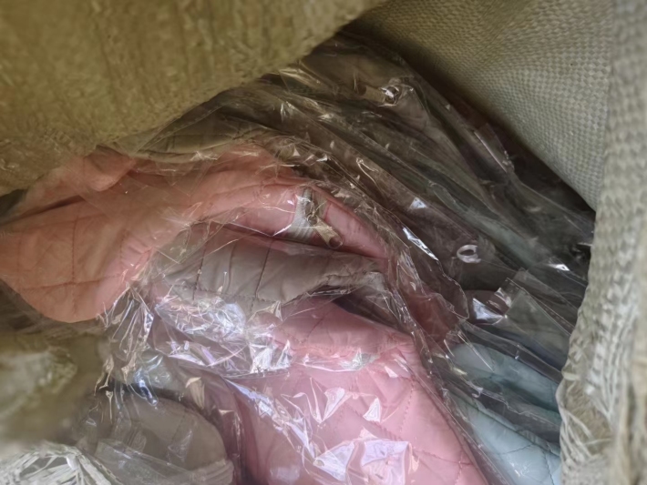 1500个注水暖水袋 一款三色，全清每个2.2元秒！