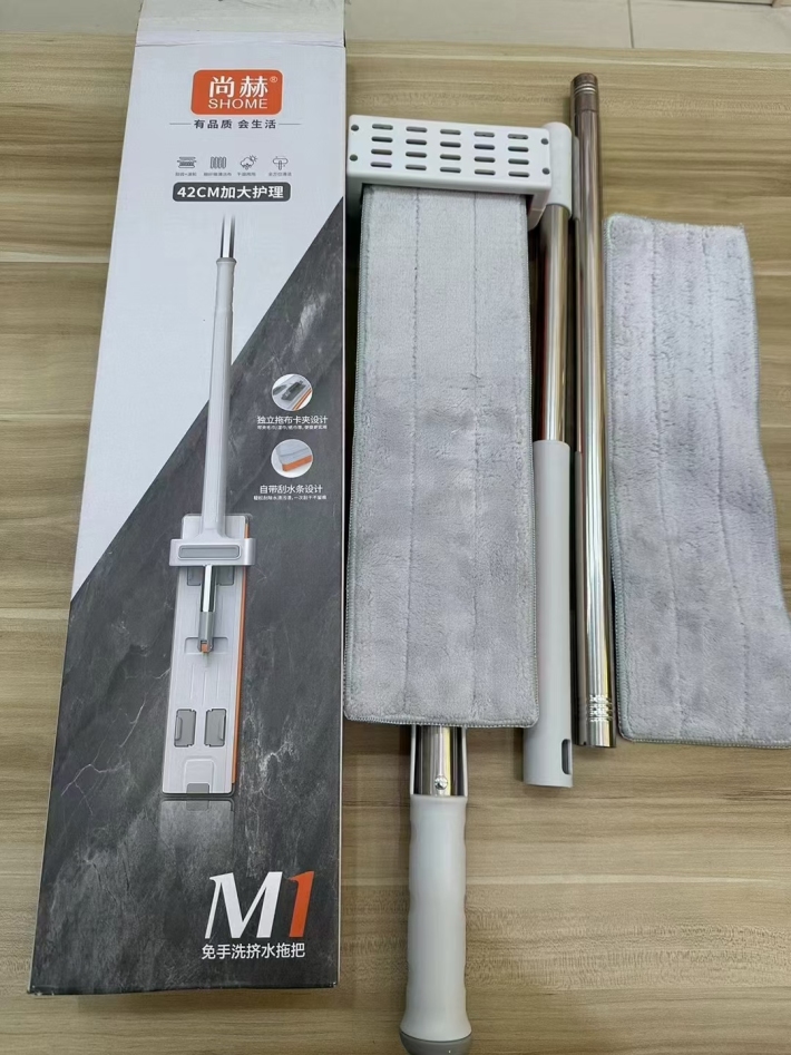 精品库存清货   商超品质尚赫免手洗挤水拖把 特点:独立拖布卡夹设计、自带刮水条设计、与普通拖把握杆更粗、拖布更大、刮齿＋滚轮设计更容易洁净、细纤维拖布加厚加密、干湿两用拖地刮水、360度旋转头清洁无死角 装箱数:12 库存数量:9000