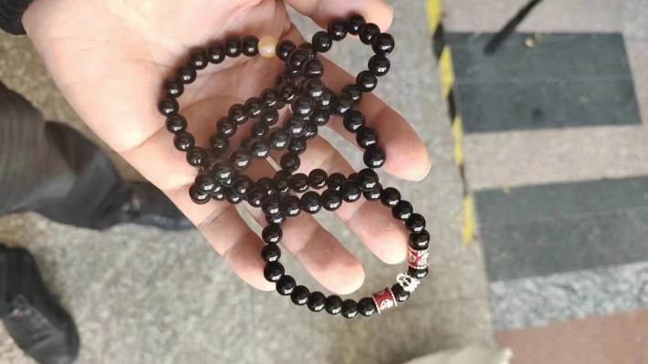 黑曜石，玻璃珠子，手串，项链等等等等，共计14万条，低价清货，毛毛钱的事