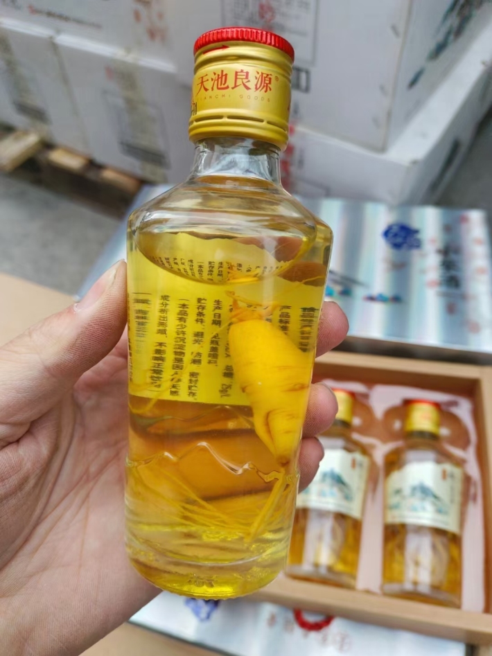 ​人参酒500件左右，​一件20瓶，​资质齐全，每件4合，每合5支，价格绝对给力，10件起发…… ​