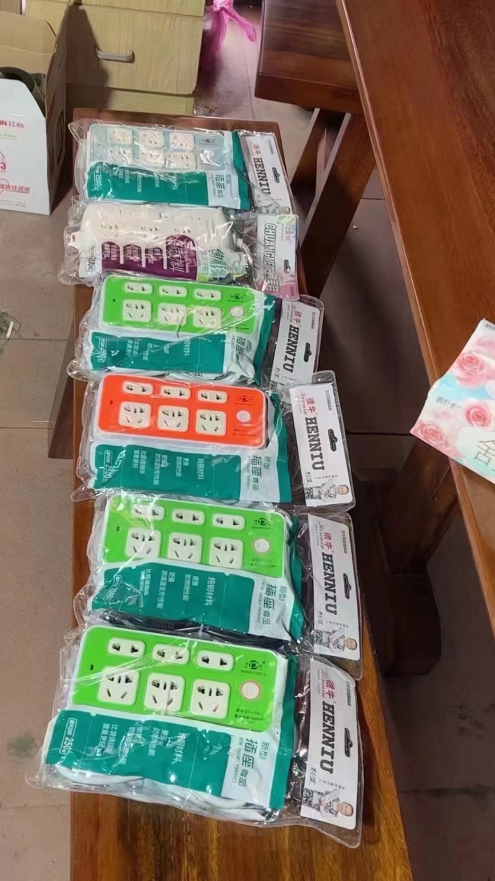客户悔单，杂款插排剩余4000个左右，大功率插板，几乎都是大的，清货5.5一个。要的速度秒，手慢无！