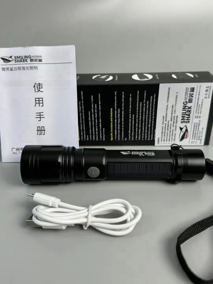 W567 微笑鲨强光手电筒1000套左右，一单清价格优，带太阳能充电，指南针，全身合金材质，独立包装！