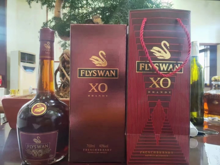 16年，700毫升，40度，飞天鹅X0白兰地，一箱6瓶，原箱原件，资质手续齐全，有个几百箱