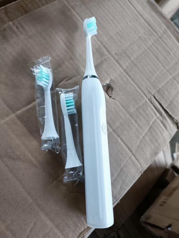 电动牙刷~带两个头 ​质量非常好~一共一千支左右 ​全清2.8💰~手慢无🈚