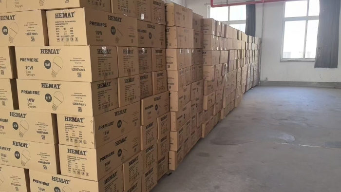 10瓦白光球泡150000个便宜处理，几毛钱一个，需要的老板私聊