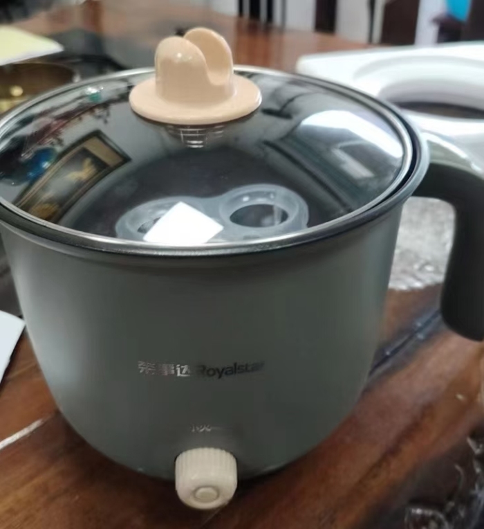 正品荣事达电煮锅， 可煮可煎可涮可火锅， 质量非常好！ 1800个， 低价处理，