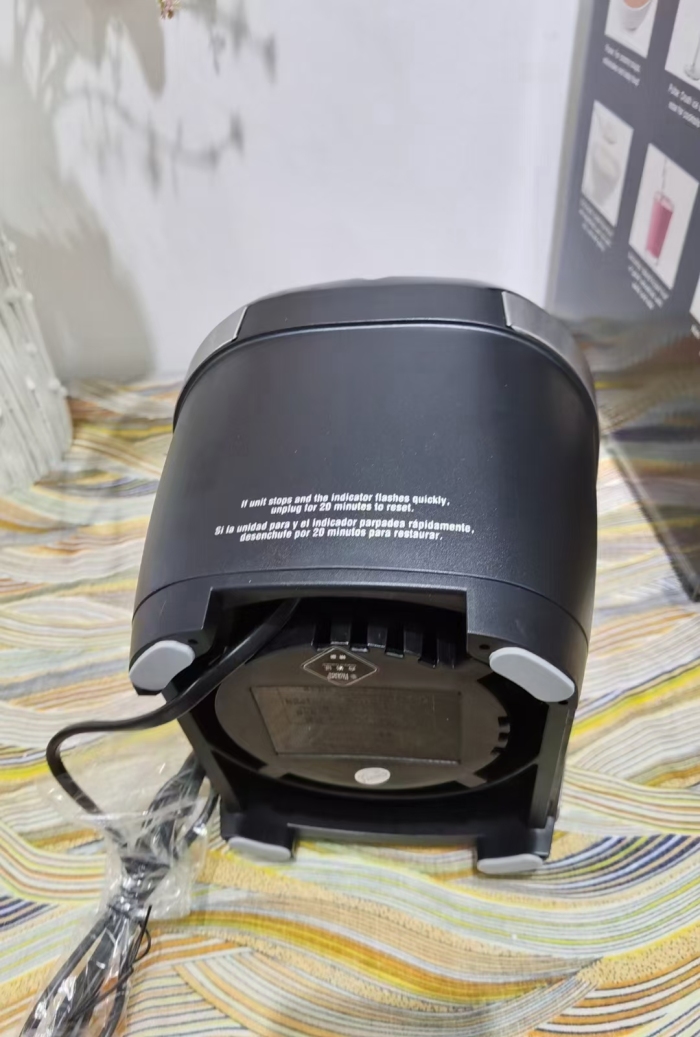 ​高端破壁机 ​英国🇬🇧领豪Russell Hobbs 1000w功率，9系电机， 一个大杯，一个600mL便携杯。 ​三层包装，原包原件
