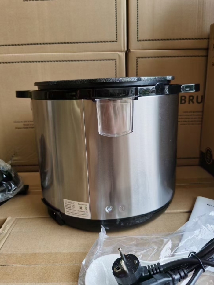 有颜值，有品质。 高端大容量压力锅 ​8L超大容量 ​纯高压，用料厚实 ​原包原件 ​毛重：7.12KG ​净重：6.23KG ​220-240V/1300W ​欧规插头