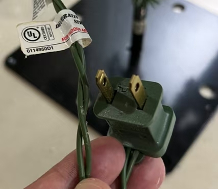 出口外贸圣诞树， 110v电压的， 1250棵左右 全清出， 低价处理！