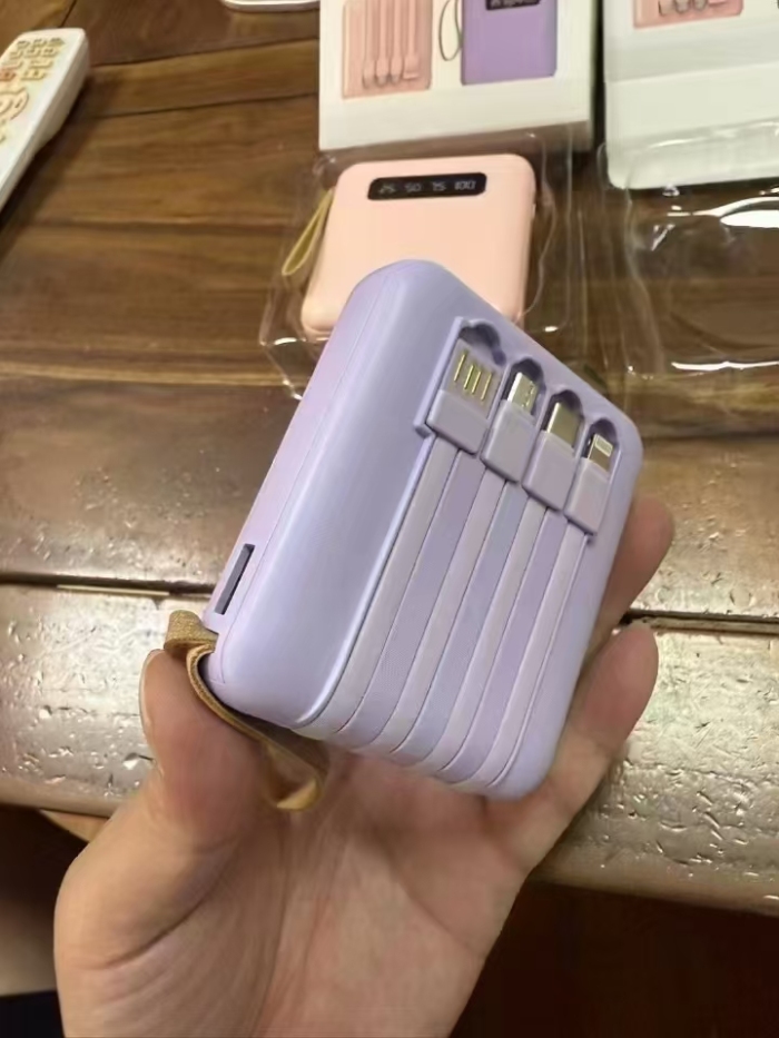 800套，电商下架充电宝，足10000毫安，带4线和手电筒，全新整齐，有兴趣私聊