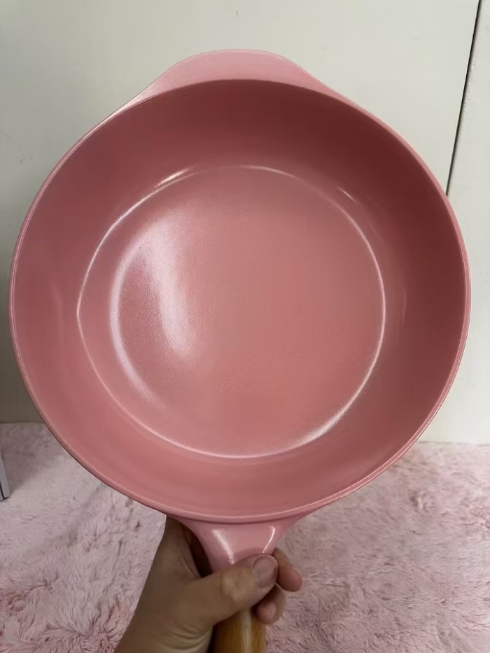 Mocka焖煎锅26cm 100台 材质：铝压铸+榉木柄 技术亮点：航天级不粘涂层， 45min滚珠耐磨测试 颜色：粉色
