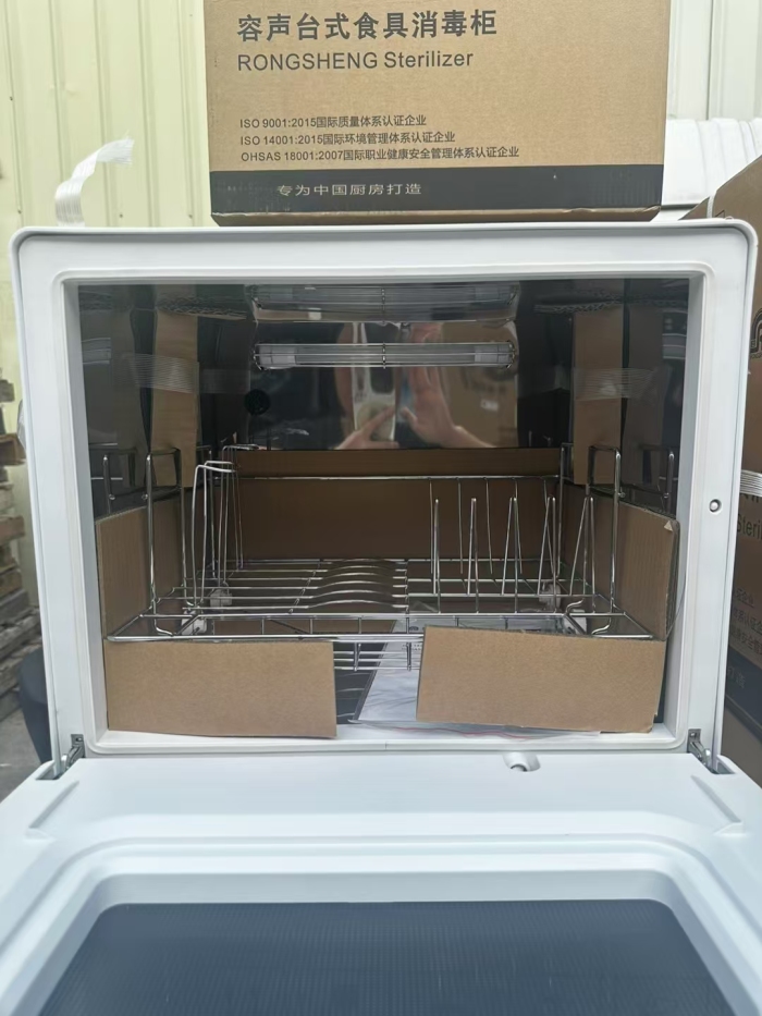 产品名称:台式食具消毒柜 700台 产品型号:ZTD35-D 额定电压:220V- 额定频率:50Hz 额定功率:210W 容积 30L±10 毛重:9kg 净重:7kg 包装尺寸:500x480x475mm