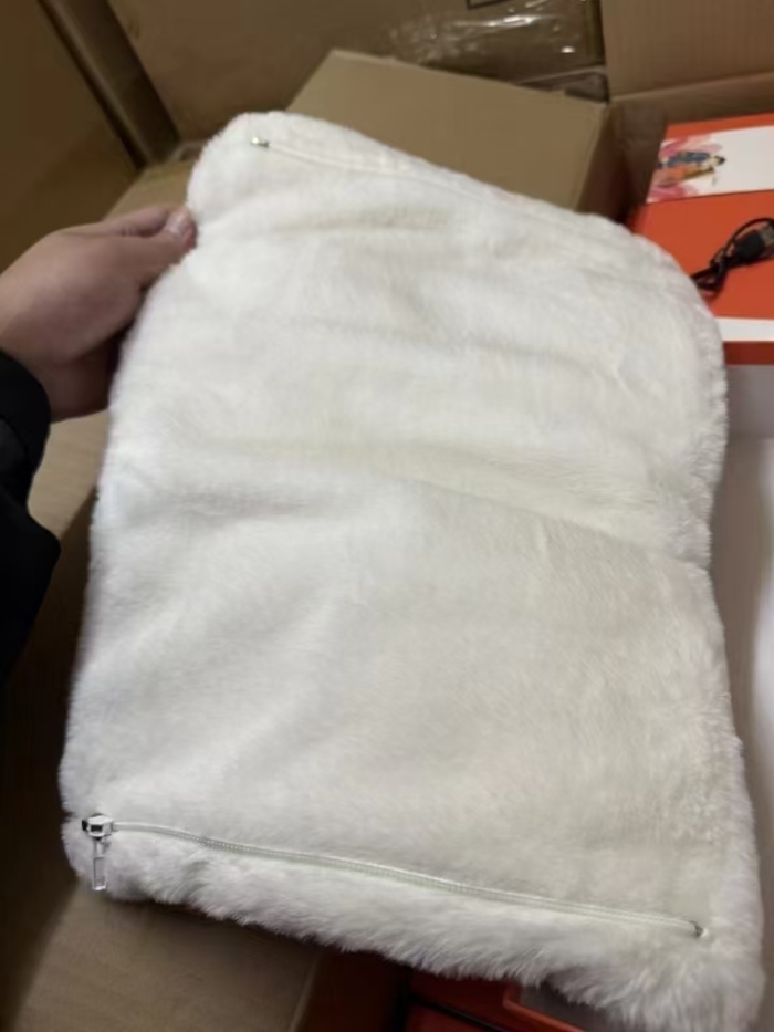 2600套，新款多功能石墨烯羊羔绒兔毛加热暖手宝，带5000毫安充电宝，可暖腰暖背暖肚子加热坐垫，全新整齐有兴趣私聊