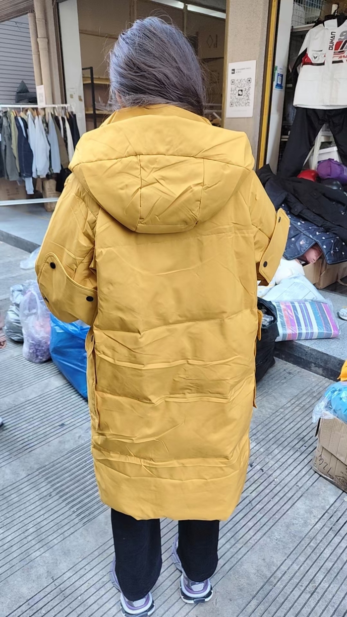 女款羽绒服 ​3000件 ​两个颜色