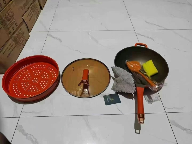 钛金炒锅，700个，压铸铝材质，带锅铲清洁球抹布，独立包装，清货39一个