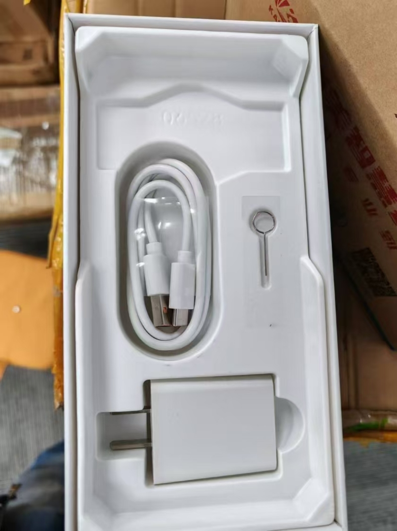 朵唯新品，霸道V2轻奢商务智能手机。512G大内存，彰显尊贵风范。全新全套原封箱！1400套！仅国内销售[抱拳][抱拳][抱拳]