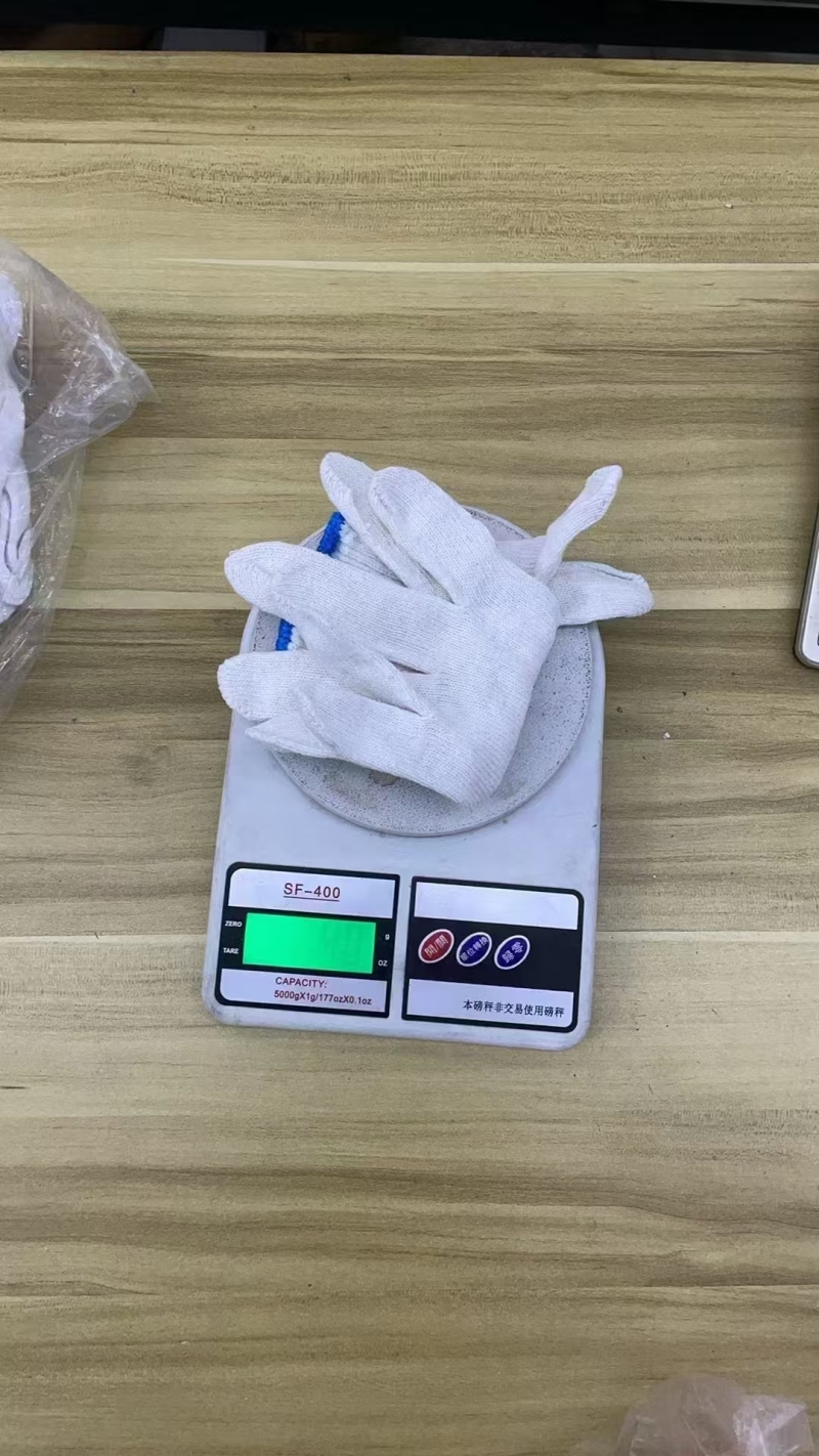 刚刚入库劳保手套30万双，厚的，0.28一双