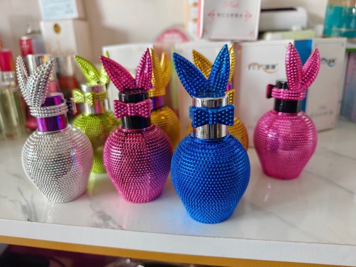 高端香水14000瓶，品质完美，懂行的老板砸单过来