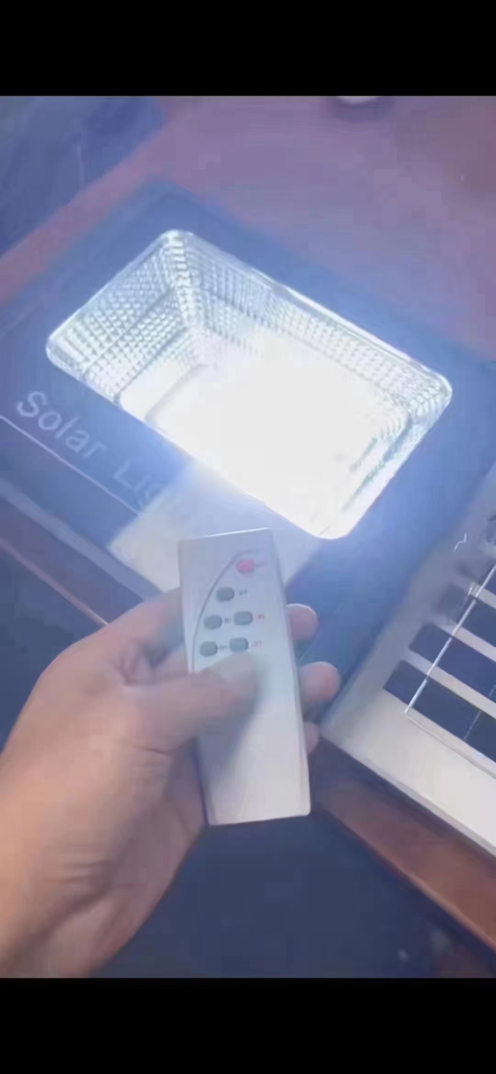 太阳能LED灯！ 带遥控！ 一款不用电费的灯！ 2000套， 低价处理！