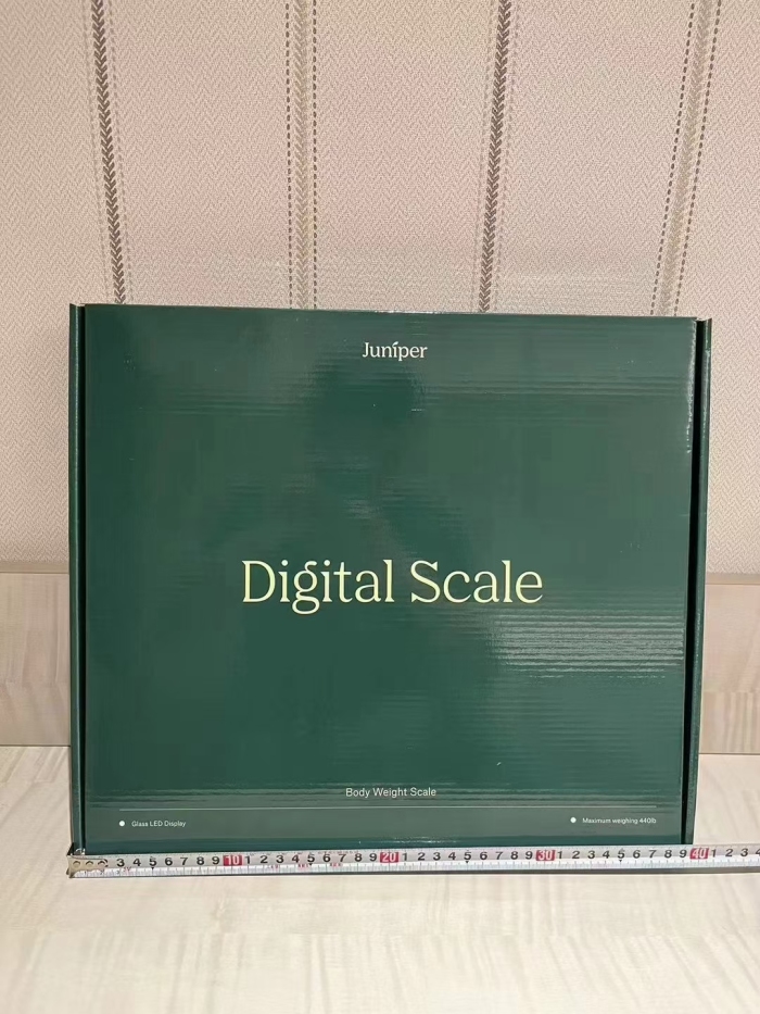 出口英国juniper体脂称，APP正常，产品很大很重做工扎实，1箱6个，毛重14KG，3种重量单位切换：kg ib st，实时精准数据 包装尺寸40×35×4.5cm 产品尺寸35×31×3cm