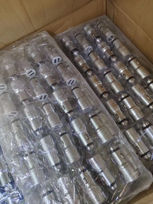 900个金属双USB车充 带有破窗功能，全清每个2元秒！