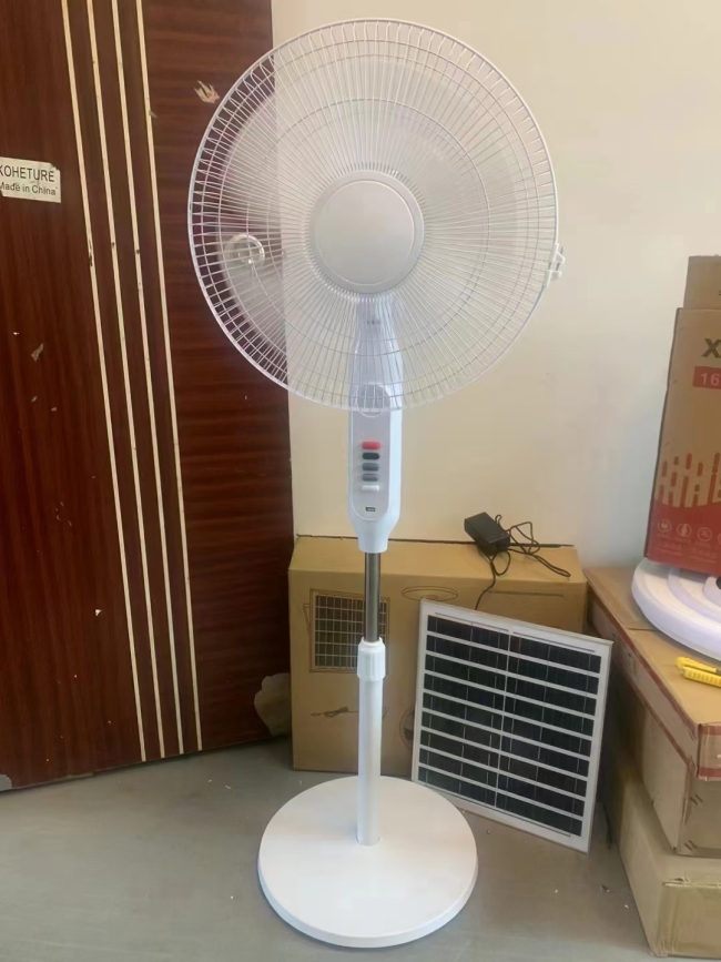 太阳能充电风扇！ 既可以室内充电，又可以户外太阳能， 一款不用电费的金属风扇！