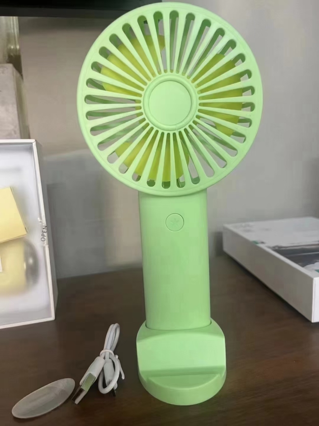 手持风扇2400个，2个18650电池 一单清3.8元一个