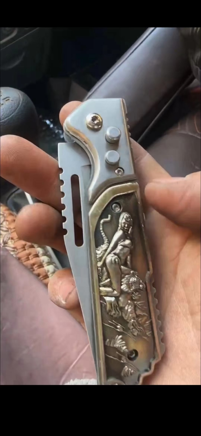 相当的牛逼哇塞，多功能户外折叠随身刀，带弹簧带保险锁，最后几千把，能整的铁子速度