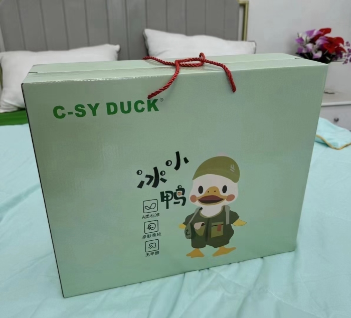 外贸客户看过来，可抽真空压缩 小冰鸭夏凉被 ·被套面料：活性磨毛棉 ·填充物：整张烫光棉 ·规格: 200x150cm左右=32元/含礼盒 200x180cm左右=35元/含礼盒 200x230cm左右=38元/含礼盒 ·打包方式：每包：100套 ·不要礼品盒减：2.5元