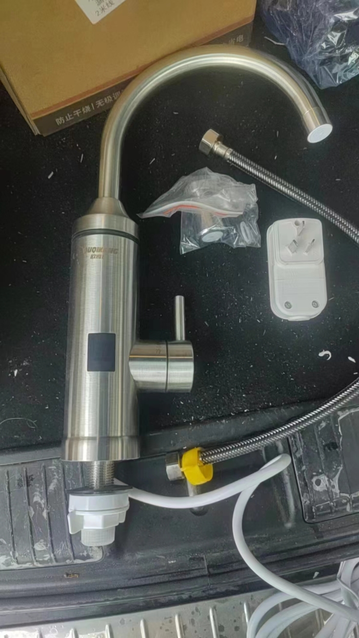 快速电热水龙头， 数码液晶显示的， 带漏电保护的， 1500套， 处理！