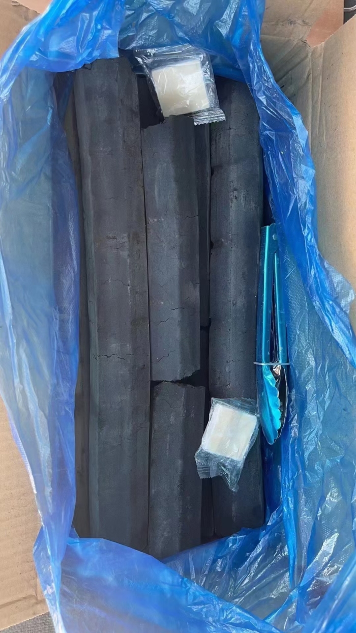 8000箱烧烤木炭，质量特别好，大货整齐干净，原箱原件，一箱十斤送夹子，两个燃料块，热卖季节，可分货出，便宜秒杀