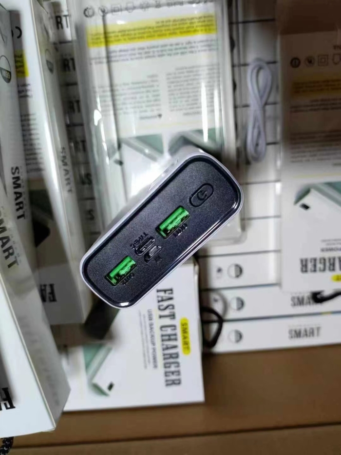 20000mah，C口双向快充，外壳出口防火🔥材料，50pcs/ctn，2023年7月份生产日期，原箱原件，带电量数显，全协议超级快充，需要私聊！还有2000个