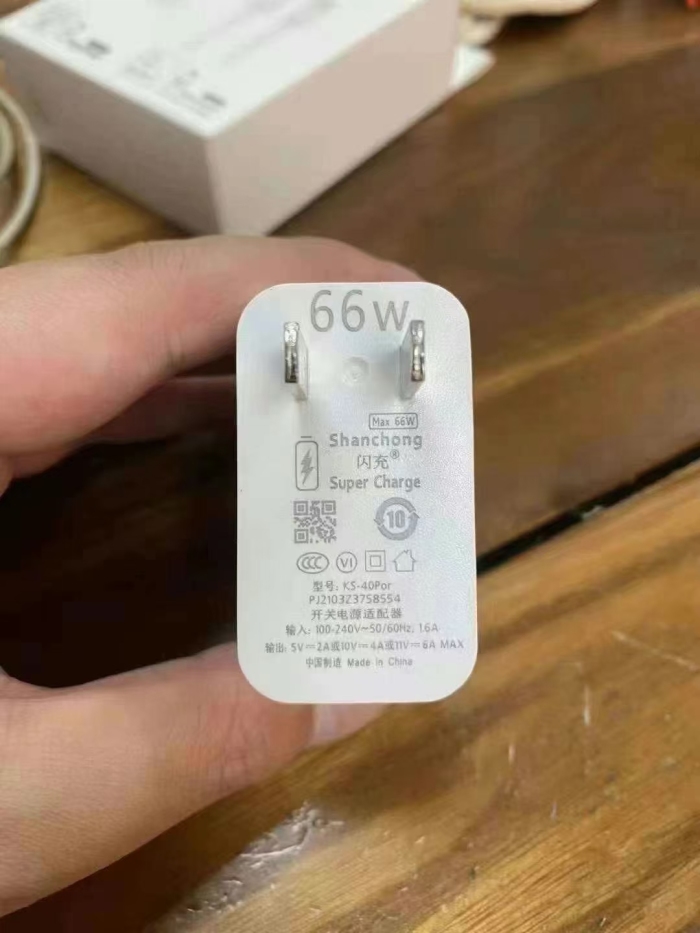 接单中，华为超级快充套装，全新整齐，有兴趣私聊，4000套