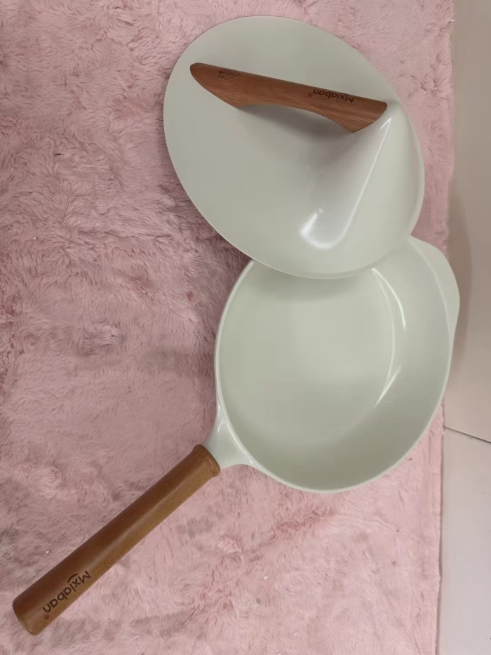 Mocka 26cm. 焖煎锅500套 铝压铸+榉木柄