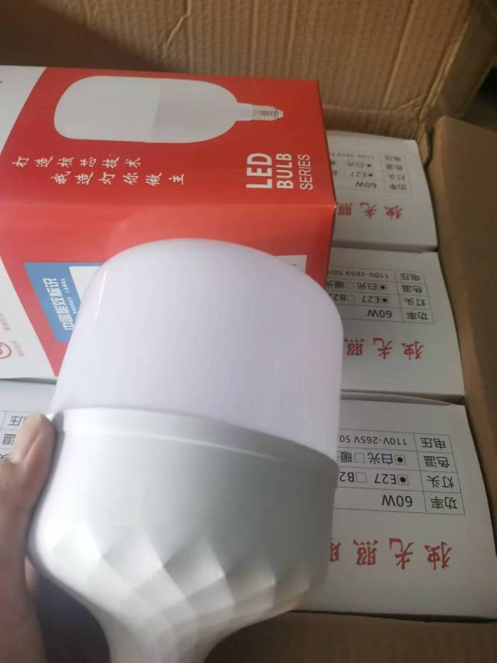 60w球泡白光 1800个左右 特价几个钱清