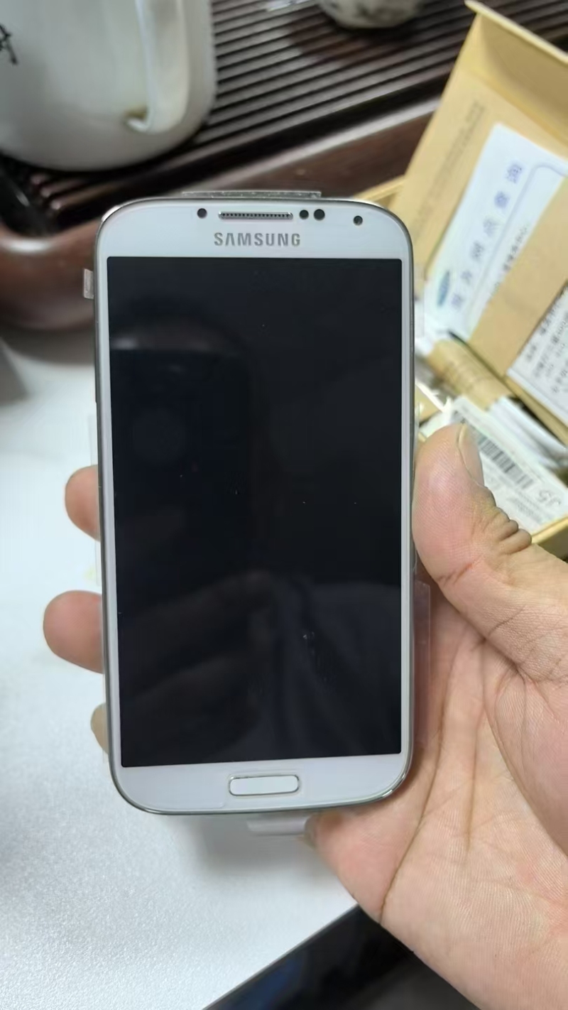 三星S4国际版，原封原箱，2+16G内存，质量非常好，数量不多360台左右，低价处理！