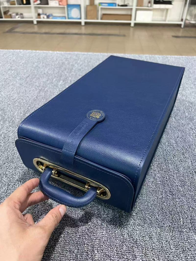 高档手提皮制洋酒礼盒 ， 尺寸 22.5×43×12.5厘米， 重量1.5千克， 每箱4个， 数量400个， 一单清12元
