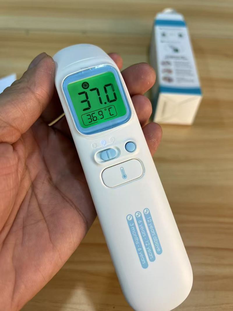 AOJ20B手持电子测温仪， 装2节7号电池， F/C温度单位可以切换， 彩盒尺寸17×4.8×4.8厘米， 重量110克， 数量180个