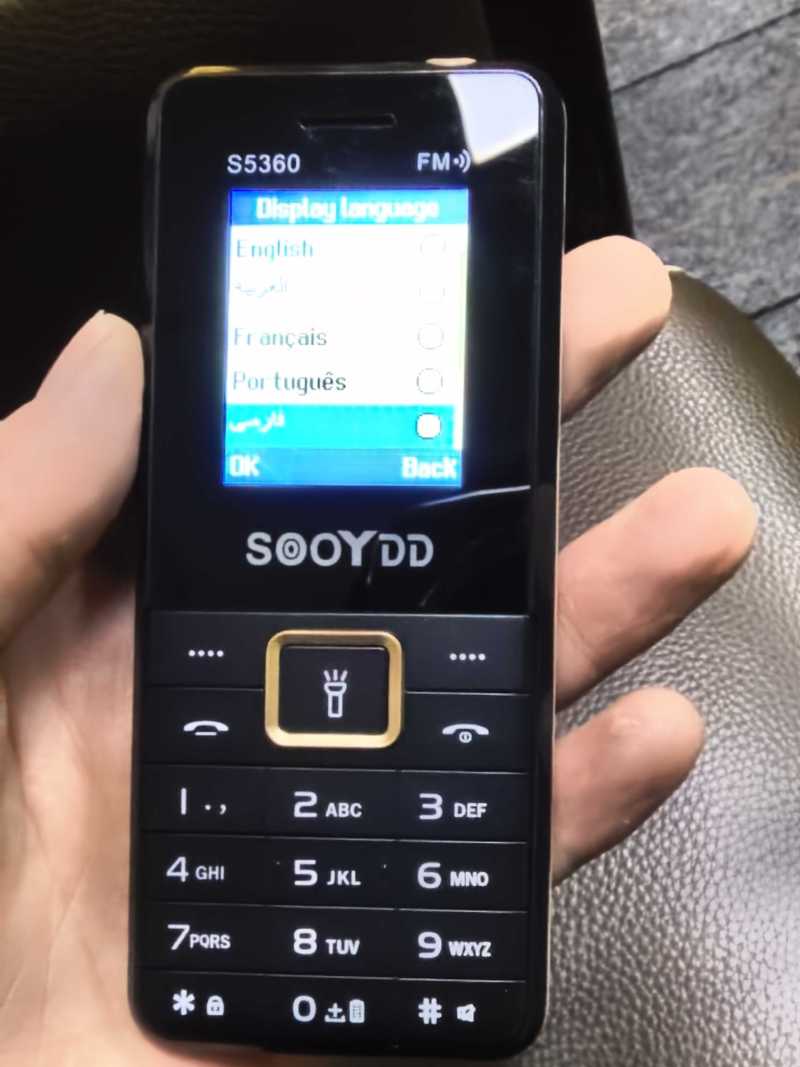 传音外观功能机，1.77屏，国际版手机。两个颜色，现货15000台。