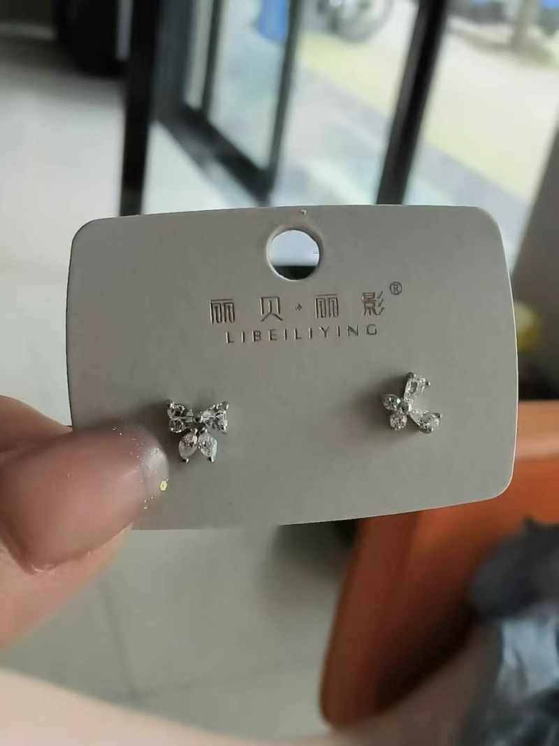 高端耳钉20000个左右，银针，清货1.8元一个