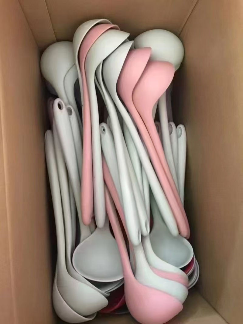 出口硅胶厨房用具90吨库存，对口的联系