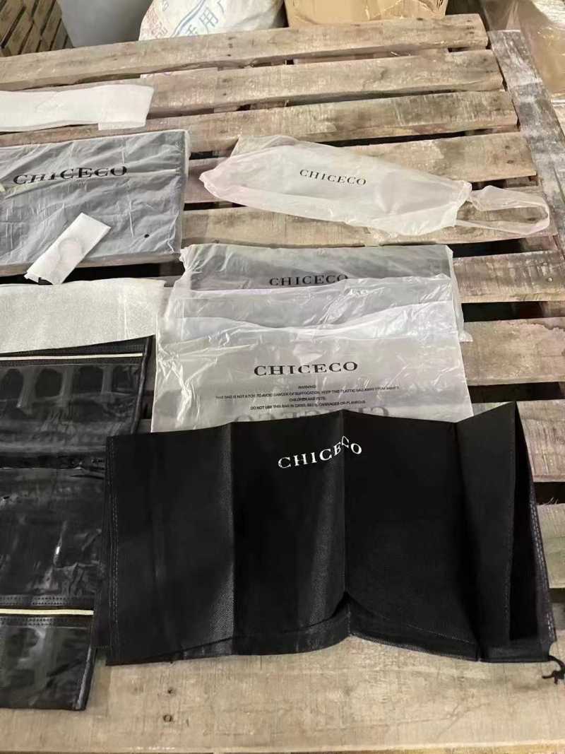 挂钩式拉链收纳袋1200套左右，一瓶水钱处理
